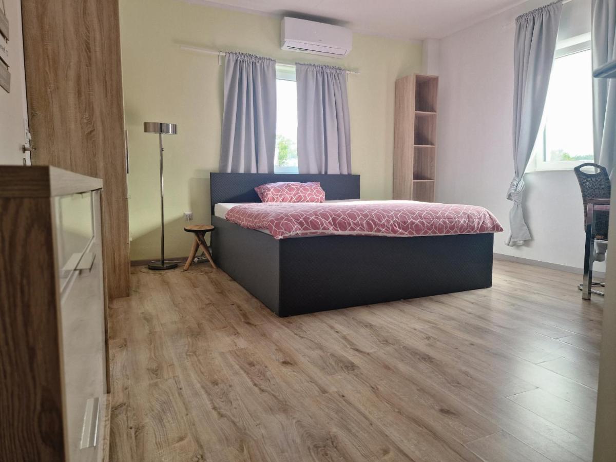Ruhiges 1 Zimmer Apartment in Herzogenaurach Exterior foto